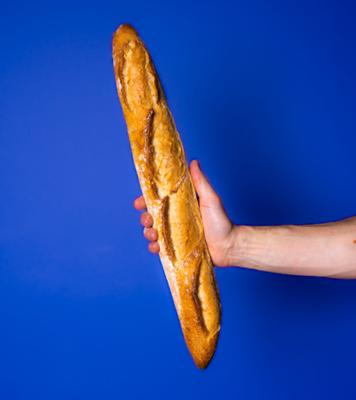 Baguette-Hand-1-carre-scaled